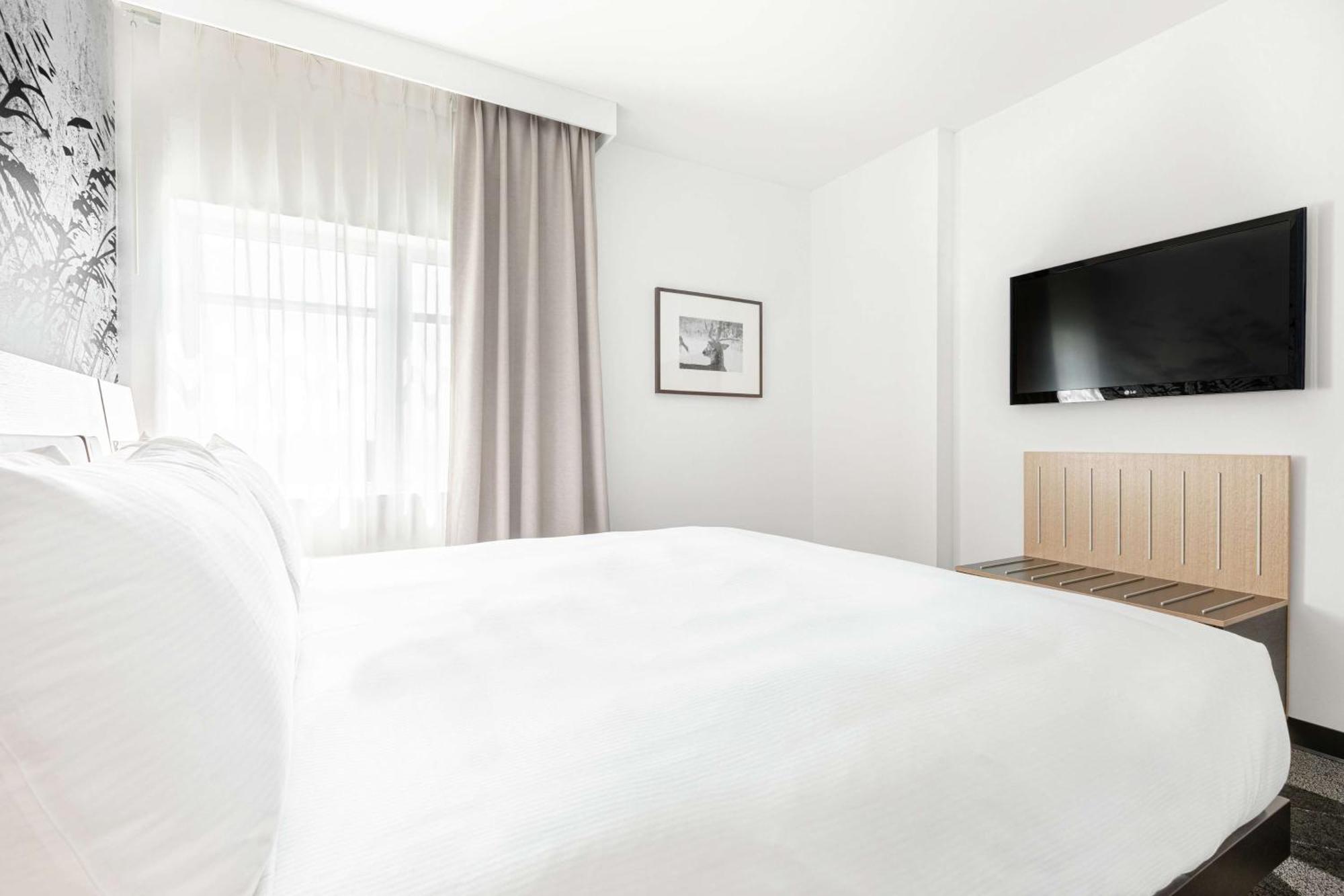 One-Bedroom Suite,1551425008:JPEG